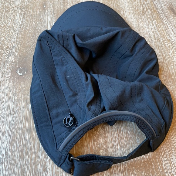 Lululemon Women’s Hat with Zipper - Picture 4 of 10